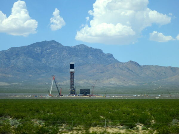 1280px-one-of-the-three-towers-of-the-ivanpah-solar-power-facility